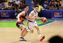 Magnolia Hotshots’ Chris Banchero tries to evade the defense of Phoenix Pulse Fuel Masters’ Matthew Wright. PBA PHOTO