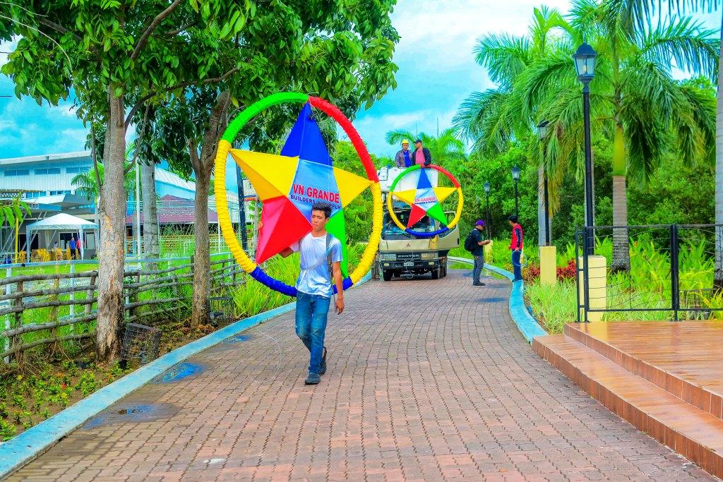 Personnel of the Iloilo City government’s Task Force Boltahe are getting ready to install Christmas parols at the Iloilo Esplanade. This Christmas lantern project is being spearheaded by the Philippine Chamber of Commerce and Industry - Iloilo and Zonta Club of Iloilo City. IAN PAUL CORDERO/PN