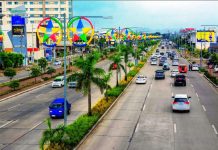 Private sector fills Iloilo City with Christmas ‘parols’ CHRISTMAS IS IN THE AIR. Colorful parols or Christmas lanterns dot Iloilo City’s Sen. Benigno Aquino Jr. Avenue in Mandurriao district. These will be officially switched on this Saturday, Nov. 16, a month before the Dec. 16 start of the traditional nine-day misa de gallo or dawn mass leading to Christmas Day. The private sector is taking the lead in sprucing up the city for the holidays. IAN PAUL CORDERO/PN