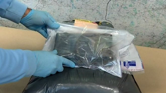 The cocaine, which was contained in thick plastic bags, was washed up along the French Atlantic coast this month. New packages continue to appear daily, closing several beaches. FRANCE TV