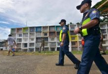POLICE INSPECTION. Iloilo City police director Colonel Martin Defensor (left) and Western Visayas police director Brigadier General Rene Pamuspusan check the situation at the Mandurriao Catholic Cemetery in Mandurriao district. The Police Regional Office 6 is mobilizing 2,085 policemen and nearly 7,000 force multipliers across the region to maintain peace and order this All Saints’ Day (Nov. 1) and All Souls’ Day (Nov. 2). IAN PAUL CORDERO/PN