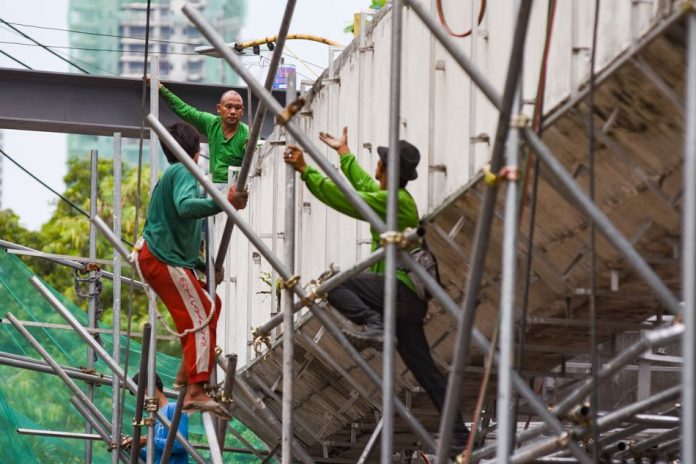 Construction Worker Men work on the new Main Canopy that will serve as the main entrance and drop off area of the Philippine Sports Institute Complex in Pasig on Nov. 6. President Rodrigo Duterte will start all 100 flagship infrastructure projects within his term and will complete around 38, says Presidential Adviser on Flagship Projects Vince Dizon. ABS-CBN News