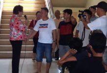 FINANCIAL AID. Antique Governor Rhodora J. Cadiao (left) turns over financial aid from the provincial government to crew members of a cargo vessel stranded in San Jose de Buenavista since April 3, 2019. The assistance was handed to the men at the lobby of the provincial capitol on Tuesday (Nov. 5, 2019). (PNA photo by Annabel J. Petinglay)