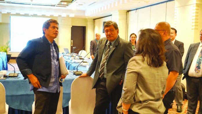 Retired commodore Eduardo Gongona, director of the Bureau of Fisheries and Aquatic Resources (extreme left), and Southeast Asian Fisheries Development Center/Aquaculture Department chief Baliao discuss possible research areas in aquaculture during a break at the 28th Philippine Technical and Administrative Committee Meeting on Oct. 9 in Pasay City. JM DE LA CRUZ