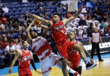 Alaska ousts Phoenix in PBA Alaska Aces’ Franko House foils the shot of Phoenix Pulse Fuel Masters’ Jason Perkins. PBA PHOTO