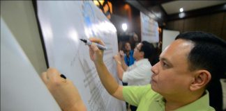 Gov. Arthur Defensor Jr. of Iloilo signs a covenant committing to hasten the implementation of the “Management Framework for the Conservation, Protection and Restoration of the Visayan Sea” during a summit on the Visayan Sea yesterday, Nov. 28, 2019, in Jaro, Iloilo City. IAN PAUL CORDERO/PN