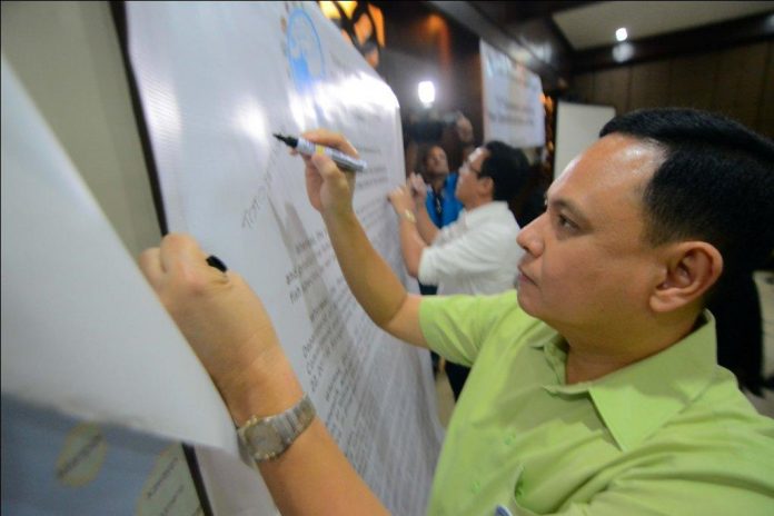 Gov. Arthur Defensor Jr. Gov. Arthur Defensor Jr. of Iloilo signs a covenant committing to hasten the implementation of the “Management Framework for the Conservation, Protection and Restoration of the Visayan Sea” during a summit on the Visayan Sea yesterday, Nov. 28, 2019, in Jaro, Iloilo City. IAN PAUL CORDERO/PN