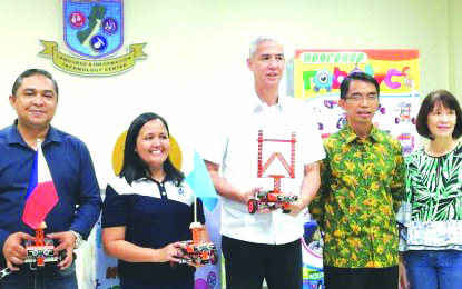 Gov. Jose Eugenio Lacson Negros Occidental Gov. Jose Eugenio Lacson (center) with other officials during the launch of the Robotics and Intelligence Machines Program in Bacolod City on Tuesday (Nov. 19, 2019). The program aims to hone the fundamental skills of young Negrenses in the emerging fields of automation, instrumentation and robotics industry. PNA