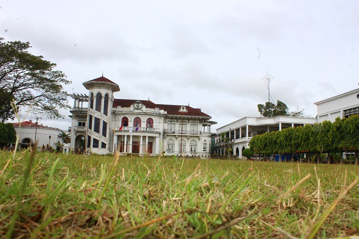 The historic beaux art aesthetic of the Lizares Mansion built in 1937 – now the Iloilo Angelicum School.