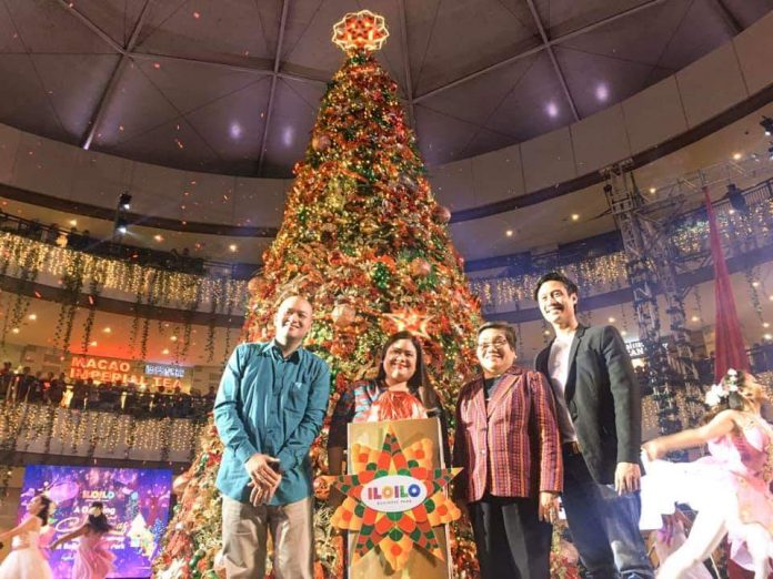 DAZZLING CHRISTMAS. (From left) Festive Walk Iloilo general manager Buford Tan, Iloilo Business Park vice president for sales and marketing Jennifer Palmares-Fong, Department of Tourism Region-6 regional director Atty. Helen Catalbas, and Iloilo City councilor Jay Treñas lead the lighting of the Christmas tree at Iloilo Business Park.