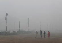 People walk on a smoggy morning in New Delhi, India on Nov. 3. REUTERS/ADNAN ABIDI