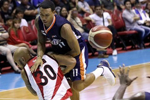 San Miguel Beermen’s Kelly Nabong (No. 30) with a dangerous tackle on an airborne Chris Newsome of Meralco Bolts – the foul that led to the former’s ejection. PBA PHOTO