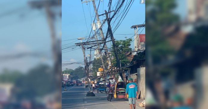 These leaning poles and dangling wires are found along Timawa Street in Molo, Iloilo City. Cong. Julienne Baronda says this is a serious public safety matter that should be addressed promptly. The House of Representatives will conduct an investigation on the series of pole fires in the city. These fires are endangering the lives of city residents, according to Baronda.
