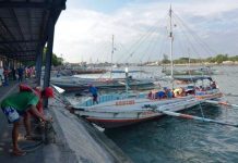 Court: No rollup, removal of boat tarpaulins At the Iloilo Ferry Terminal, a Guimaras-bound motorboat is preparing to leave the wharf. The rolled tarpaulin cover of this boat may now be unfurled again to protect passengers from the elements, following a court order. IAN PAUL CORDERO/PN
