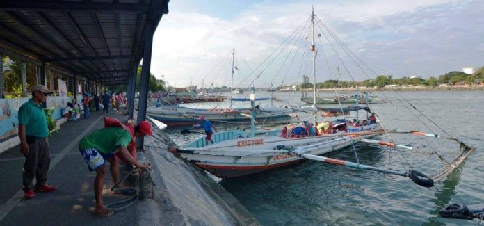 At the Iloilo Ferry Terminal, a Guimaras-bound motorboat is preparing to leave the wharf. The rolled tarpaulin cover of this boat may now be unfurled again to protect passengers from the elements, following a court order. IAN PAUL CORDERO/PN