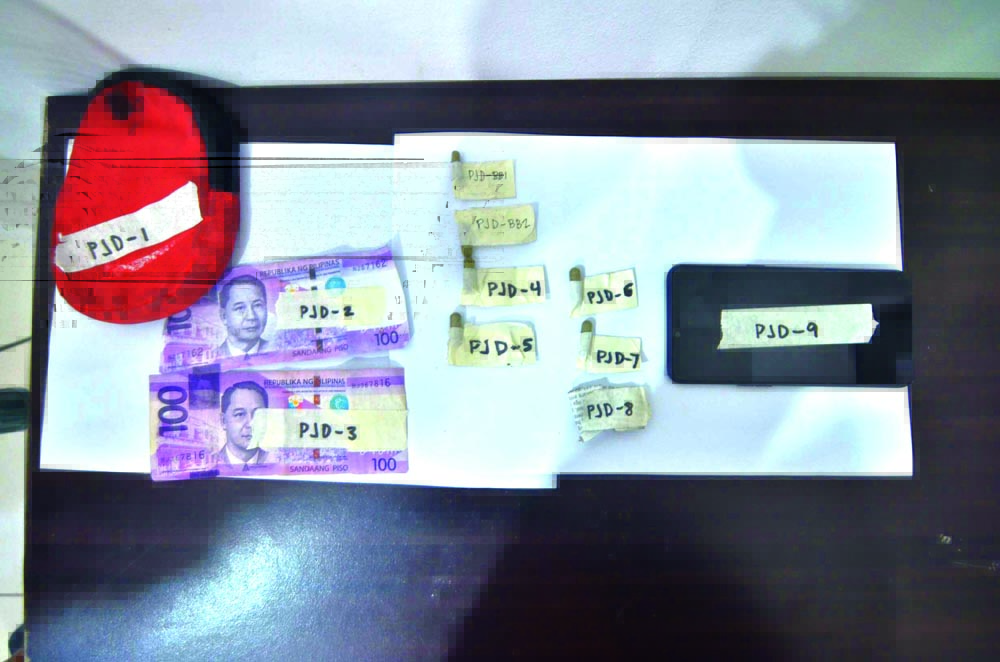 Police recovered these items from Grade 8 student Peter John Po. IAN PAUL CORDERO/PN