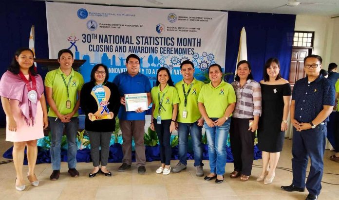 Beaming with pride and joy are Philippine Health Insurance Corporation (PhilHealth 6) National Statistics Month (NSM) members together with (from left) Ms. Marlene Alviar, officer in charge of Philippine Statistics Authority; PhilHealth 6 NSM committee members, Mr. Lester Segovia, Dr. Bernadette Reynes, Mr. Garry Zabala, Ms. Herlyn Eayte, Ms. Cheery Joy Mayormente; Ms. Doreen Santerva, officer in charge of Bangko Sentral ng Pilipinas, Mr. Johnny Pornel, Chief Judge-NSM 2019.