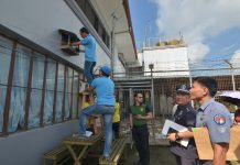 JAIL WON’T DITCH SIGNAL JAMMERS FIELD INSPECTION. Technical personnel of the National Telecommunications Commission check a phone signal jammer, installed outside the main building of the Iloilo District Jail in Barangay Nanga, Pototan, Iloilo. Residents within the 300-meter radius of the prison facility claim they cannot send text messages or make phone calls or use the internet adequately due to the phone signal jammers. The Bureau of Jail Management and Penology requires all jails with over 1,000 inmate-population to have phone signal jammers. The Iloilo District Jail currently has a population of 1,529 inmates. IAN PAUL CORDERO/PN