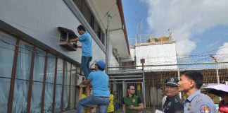 FIELD INSPECTION. Technical personnel of the National Telecommunications Commission check a phone signal jammer, installed outside the main building of the Iloilo District Jail in Barangay Nanga, Pototan, Iloilo. Residents within the 300-meter radius of the prison facility claim they cannot send text messages or make phone calls or use the internet adequately due to the phone signal jammers. The Bureau of Jail Management and Penology requires all jails with over 1,000 inmate-population to have phone signal jammers. The Iloilo District Jail currently has a population of 1,529 inmates. IAN PAUL CORDERO/PN