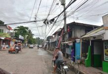 PLDT: ‘IT’S A LIE!’ UGLY AND HAZARDOUS. If this is not a fire hazard, what is? Though these electricity, telephone and cable television cables look more like ugly spider’s cobwebs, residents of this neighborhood in Barangay Baldoza, La Paz, Iloilo City call them “spaghetti wires”. IAN PAUL CORDERO/PN