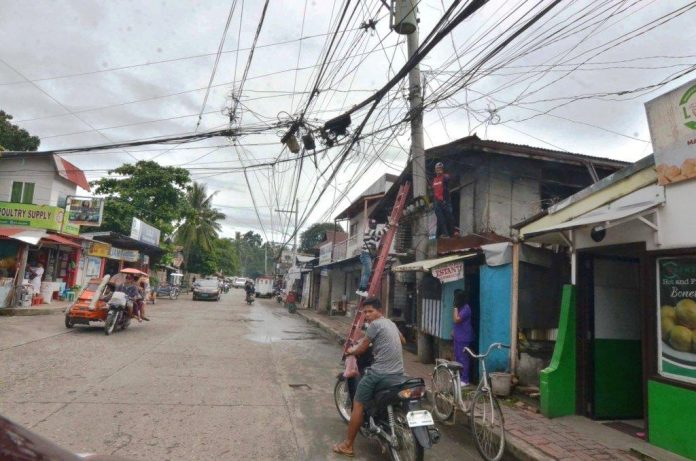 Spaghetti wires Iloilo UGLY AND HAZARDOUS. If this is not a fire hazard, what is? Though these electricity, telephone and cable television cables look more like ugly spider’s cobwebs, residents of this neighborhood in Barangay Baldoza, La Paz, Iloilo City call them “spaghetti wires”. IAN PAUL CORDERO/PN