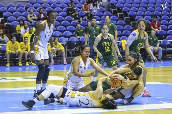 Players from the University of Santo Tomas Golden Tigresses and Far Eastern University Lady Tamaraws scramble for the loose ball. VARSITARIAN PHOTO