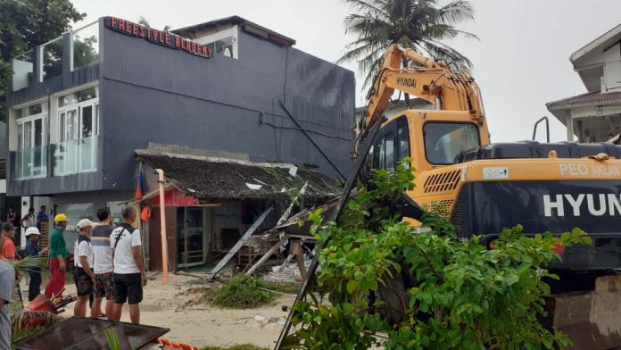 The Inter-Agency Rehabilitation Management Group starts to demolish non-compliant establishments in Boracay Island, Malay, Aklan on Thursday for their alleged encroachment of the beach-easement mark. NOEL CABOBOS/RADYOTODO/88.5FM/PN