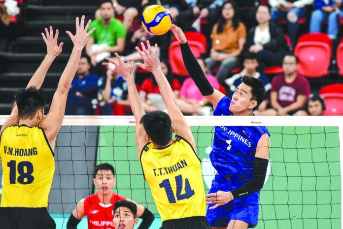 Philippines’ Bryan Bagunas scores against two Vietnamese defenders. TIEBREAKER TIMES