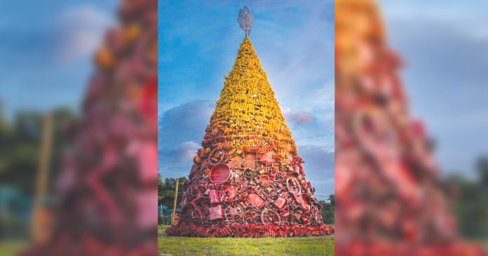 Christmas tree in Pontevedra, Negros Occidental This giant Christmas tree in Pontevedra, Negros Occidental is adorned with decorations made from recycled materials. PHOTO COURTESY OF RMN BACOLOD