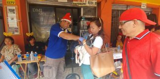 Dr. Ronald Lorenzo, rabies control coordinator of the Provincial Veterinary Office, injects a vaccine to a dog in Kalibo, Aklan on Tuesday. JUN AGUIRRE/PN