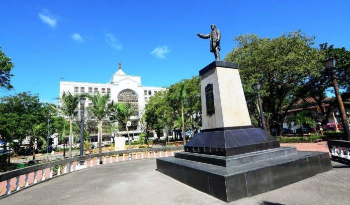 A TRUE PATRIOT. This 102-year-old life-size statue of Dr. Jose Rizal at Iloilo City’s historic Plaza Libertad honors his patriotism. Today, Dec. 30, the nation commemorates his martyrdom. Born in June 1861, he would live to celebrate only 35 birthdays, a short but meaningful life that left a lasting imprint on our history. Rizal was executed by firing squad on Dec. 30, 1896 in Bagumbayan (Rizal Park) in Manila. IAN PAUL CORDERO/PN