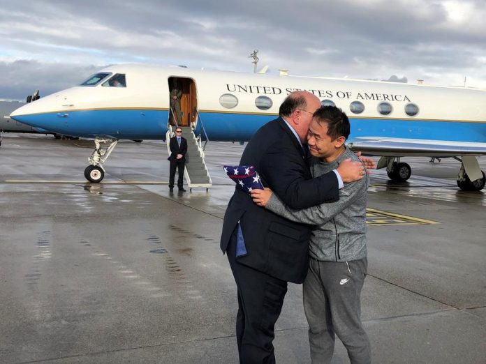 Edward McMullen greets Xiyue Wang United States Ambassador to Switzerland Edward McMullen greets Xiyue Wang in Zurich, Switzerland on Dec. 7. US EMBASSY IN SWITZERLAND/HANDOUT VIA REUTERS