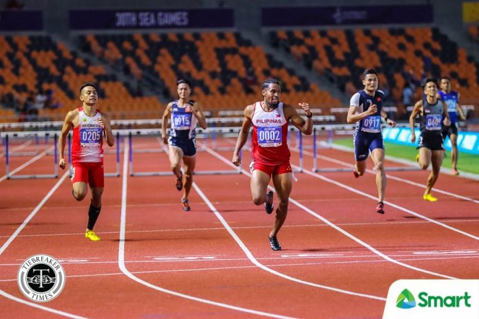 Filipino-American Eric Cray shows his mastery of the men’s 400 meter hurdles in the 30th Southeast Asian Games. TIEBREAKER TIMES PHOTO
