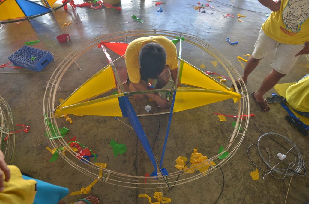 Lantern-making gives inmates a chance to earn an extra income just in time for the Christmas celebration. IAN PAUL CORDERO/PN