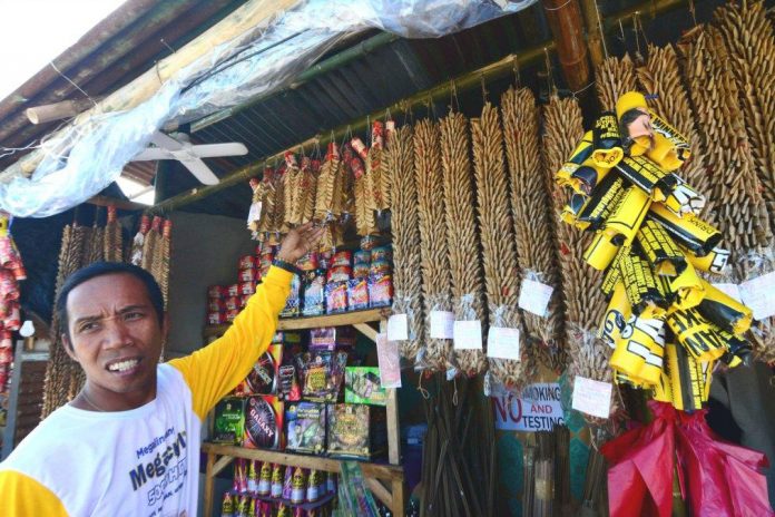 A firecracker vendor waits for customers at the Circumferential Road in Barangay Buhang, Jaro,Iloilo City. Among the more popular firecrackers are the Triangulo, he says. Firecracker and pyrotechnic vendors are allowed to sell in only three areas this holiday season – Circumferential Road C1 in Arevalo district, on the corner of the East Coast Iloilo-Capiz Road and Circumferential Road in Jaro district, and along Muelle Loney Street in the City Proper. IAN PAUL CORDERO/PN