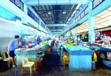 Fish, meat and vegetable vendors in Iloilo City report low consumer demand, while foot traffic through the market has been unremarkable during the past few days despite the holiday season. IAN PAUL CORDERO/PN