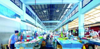 Fish, meat and vegetable vendors in Iloilo City report low consumer demand, while foot traffic through the market has been unremarkable during the past few days despite the holiday season. IAN PAUL CORDERO/PN