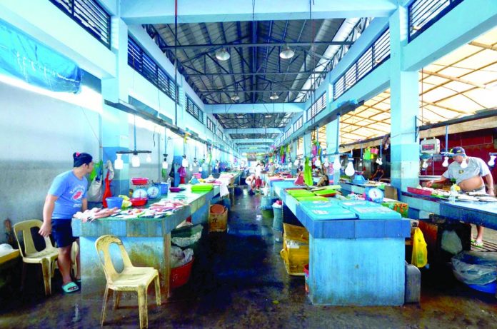 Fish, meat and vegetable vendors in Iloilo City Fish, meat and vegetable vendors in Iloilo City report low consumer demand, while foot traffic through the market has been unremarkable during the past few days despite the holiday season. IAN PAUL CORDERO/PN