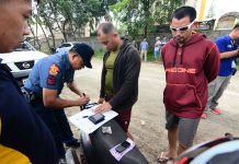 ‘Marijuana’ seized in Pavia buy-bust Police officers inspect items recovered from Gidney Boy Torrato. Torrato was nabbed in entrapment operation after he sold a sachet of suspected marijuana to a poseur-buyer on Dec. 17. IAN PAUL CORDERO/PN