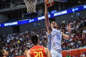 Gilas Pilipinas’ June Mar Fajardo Gilas Pilipinas’ June Mar Fajardo easily scores against a Vietnamese defender. RAPPLER PHOTO