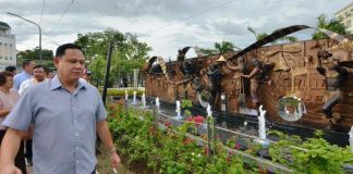 A WALK THROUGH HISTORY. Iloilo’s Gov. Arthur Defensor Jr. inspects the “Panaysayon sang Paranublion” wall at the redeveloped provincial capitol grounds on Bonifacio Drive, Iloilo City. The wall, 15 meters long and two meters high, encapsulates Iloilo’s rich history and heritage through a mix of bas-relief, alto-rilievo (high relief) and fully sculptured figures. IAN PAUL CORDERO/PN