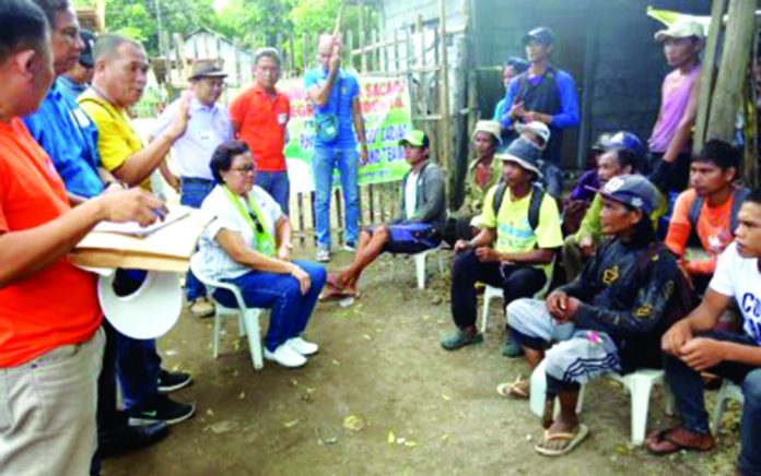 Gov. Rhodora Cadiao Gov. Rhodora Cadiao (seated, left) meets with the “sakadas” or sugar cane workers from Antique who are working in Negros Occidental. Recently, Randy Ardeño, officer in charge of the provincial Sakada Desk, said the 20 sakadas belong to the first batch of sugar migrant workers who received favorable decisions for their labor complaint against Hacienda Asuncion and Hacienda Marina. ANTIQUE PIO