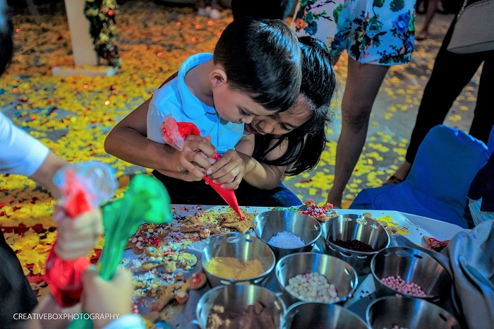 Parents and kids enjoying the gingerbread cookie decorating activity