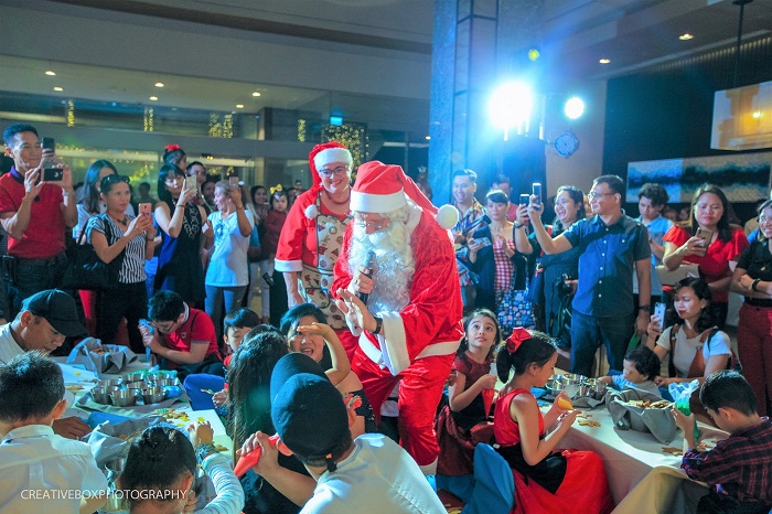 Mr. and Mrs. Claus dropping by while everyone was having fun decorating their own gingerbread cookies
