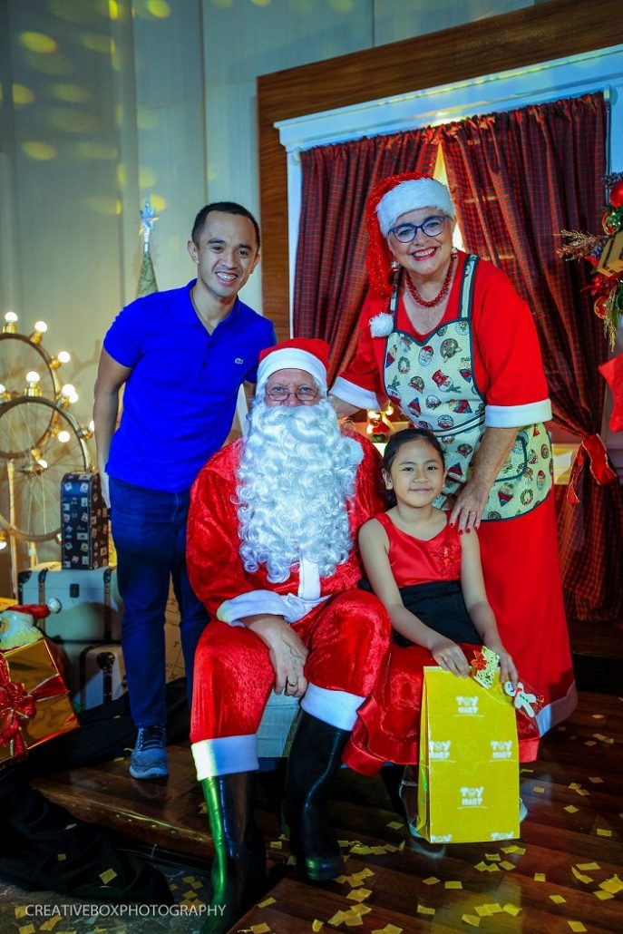 Mr. Oyo Uy with daughter Jelana “Nana” Dee Uy holding her gift sponsored by Toy Mart handed by Mr. and Mrs. Claus