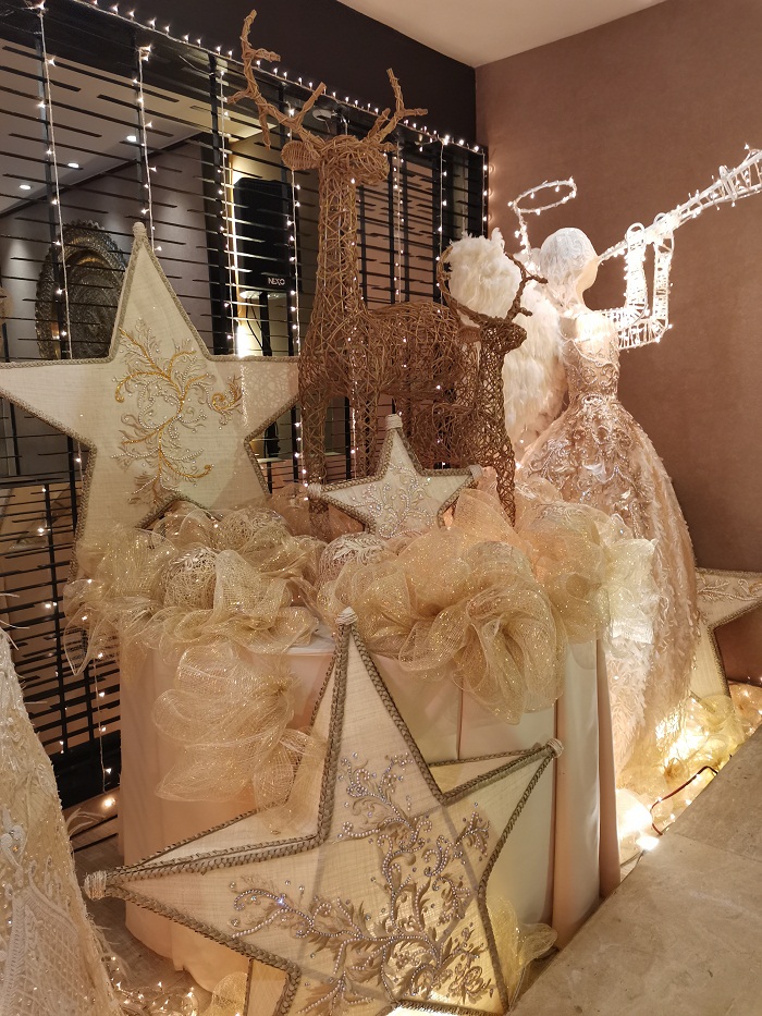 Hotel Del Rio pays homage to the aesthetic of a classic Filipiniana Pasko and showcases the exquisiteness of quality Ilonggo craftsmanship.