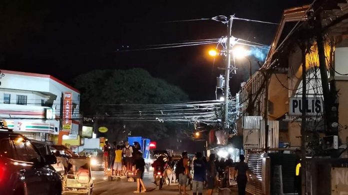 Panay Electric Co An electrical fire flares up at a post of Panay Electric Co. near the Mandurriao public market on Friday night. Just recently, the Energy Regulatory Commission ordered PECO to correct and explain its violations of the Power Distribution Code.