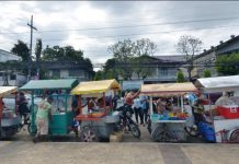 TREÑAS OKS CAPITOL VENDORS BUT… MOBILE FOOD KIOSKS. These rolling food stores can stay in front of the Iloilo provincial capitol on Bonifacio Drive, according to the city government, for as long they do not become traffic obstructions. These are actually motorcycles and trisikads modified by vendors into mobile food kiosks. IAN PAUL CORDERO/PN