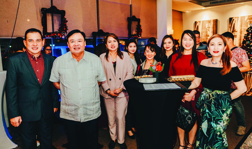 Hotel Manager, Mr. Joseph Del Rosario with Mayor Jerry Treñas and Ms. Junel Divinagracia of City Tourism Office and corporate clients