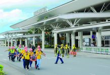 Emergency responders carry a wounded victim during a bombing simulation at the Iloilo Airport in Cabatuan, Iloilo on Saturday. The tested the skills of the responders such as the aviation security personnel, police and military troops, and medical teams, among others. IAN PAUL CORDERO/PN